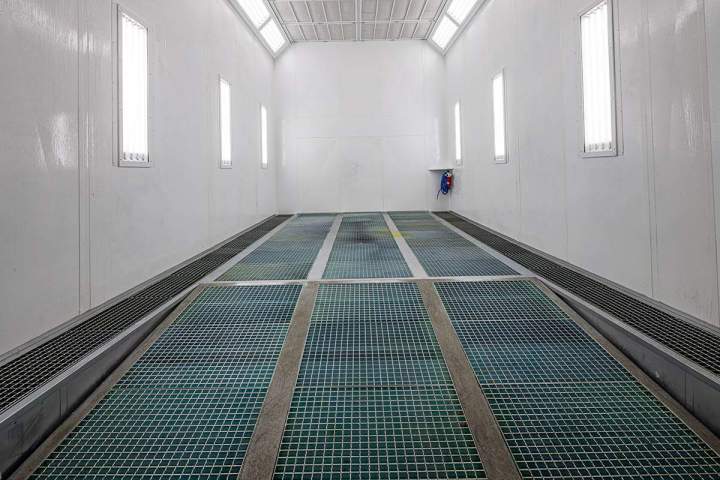 Des cabines parfaitement entretenues pour des travaux de peinture précis et professionnels 