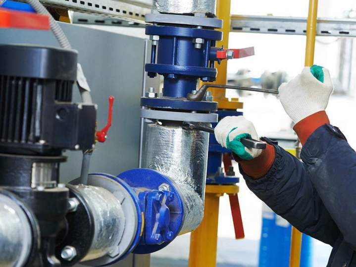 Experts en entretien de brûleurs à gaz et à fioul et représentants de CUENOD